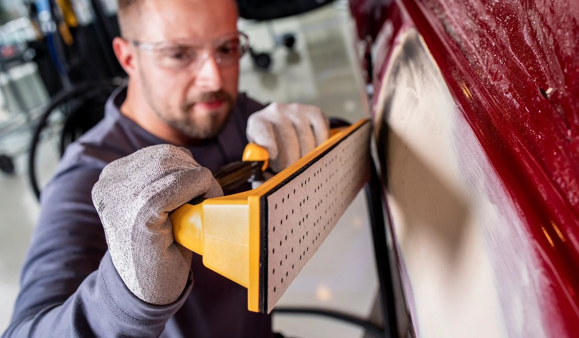 Abbildung Anwendung Mirka Iridium 70x400mm 140L mit Mirka Feile auf Lack.