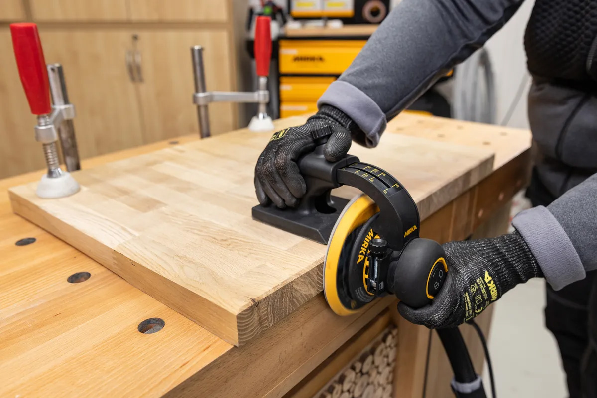 Mirka Winkelanschlag Montiert am Deros beim Einsatz einer Holzplatte mit 90Grad Winkel.