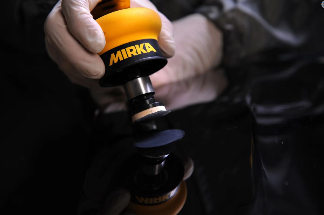 Abbildung Anwendung Mirka ROS 150NV 32mm 5,0 Hub exzentrisch auf Lack-Oberfläche.