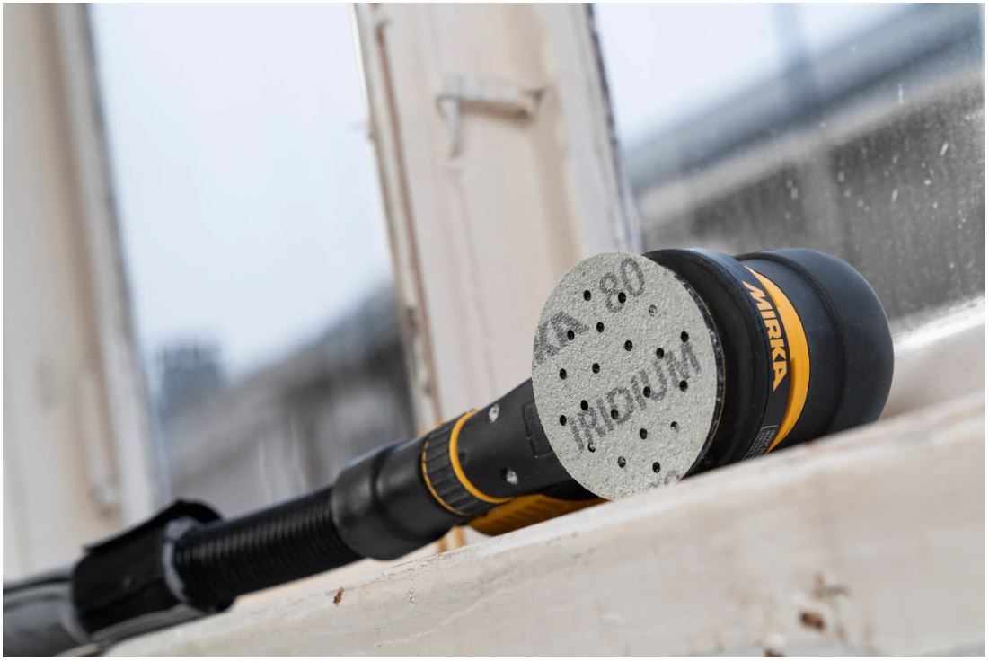 Abbildung Anwendung Mirka Iridium 77mm 20L mit Mirka Deros Holzfenster - Lackschliff.