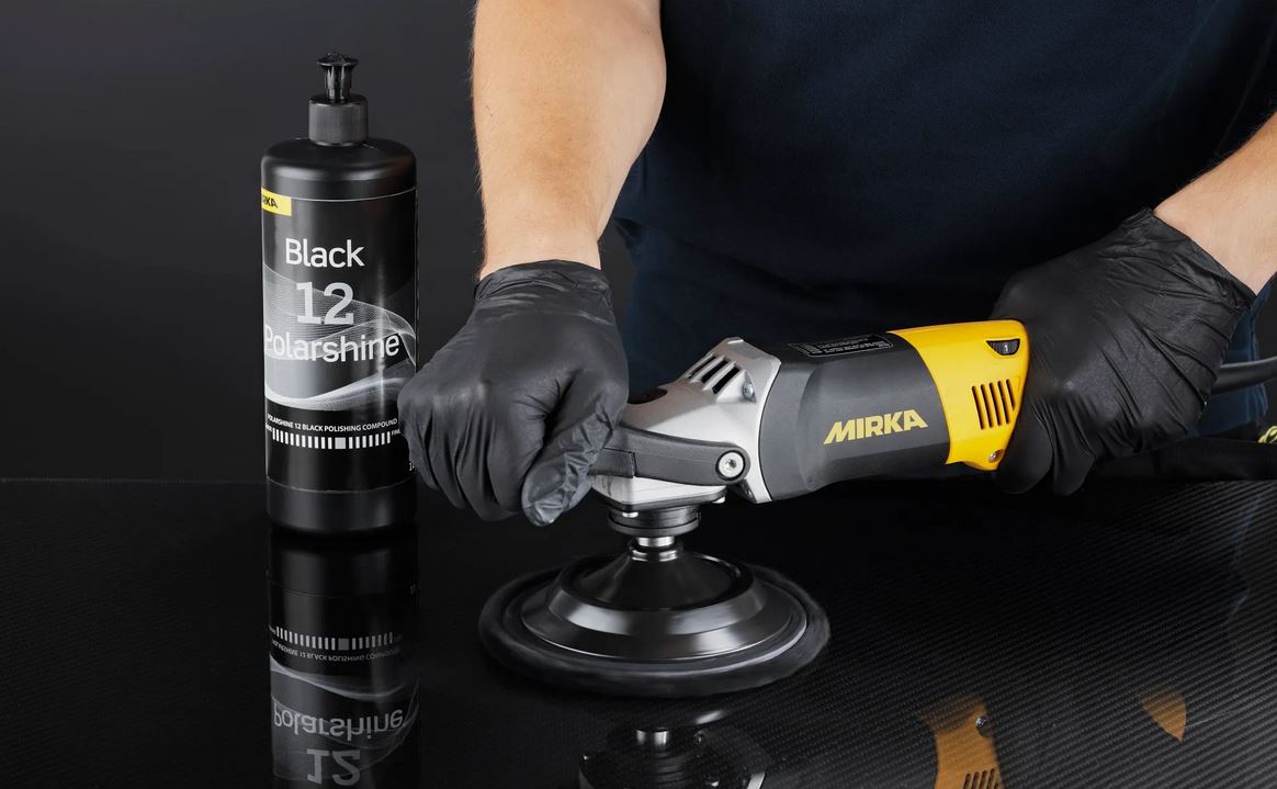 Abbildung Mirka Polarshine 12 Black Politur Anwendung auf Kohlefaser mit Mirka Poliermaschine.