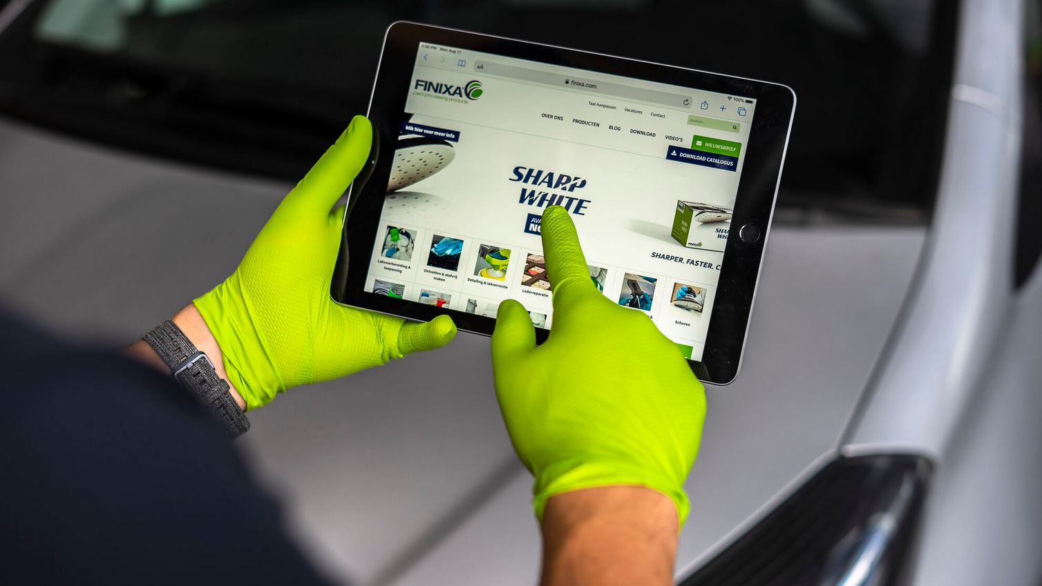Abbildung Finixa Nitrilhandschuh Grün - Anwendung Touchscreen.