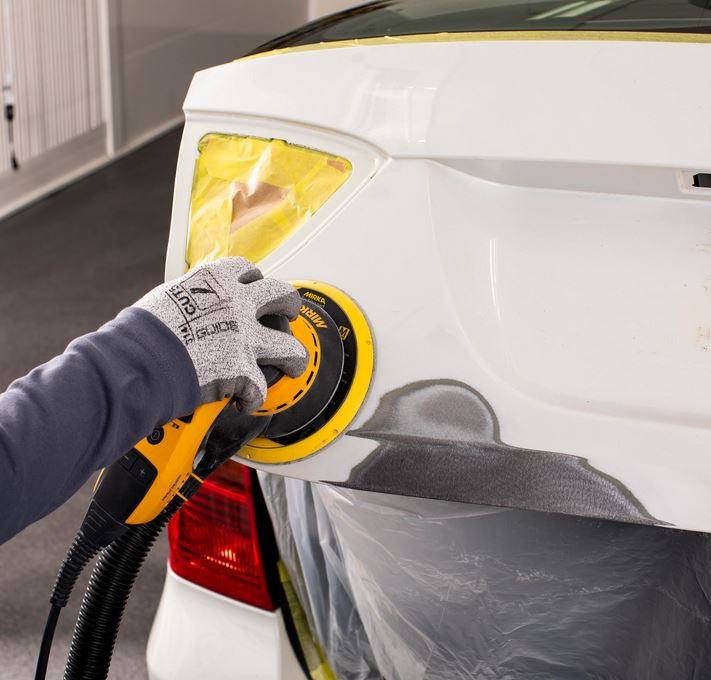 Abbildung Anwendung Mirka Iridium 125mm 89L Scheibe mit Mirka Deros am Auto - Lackschliff.