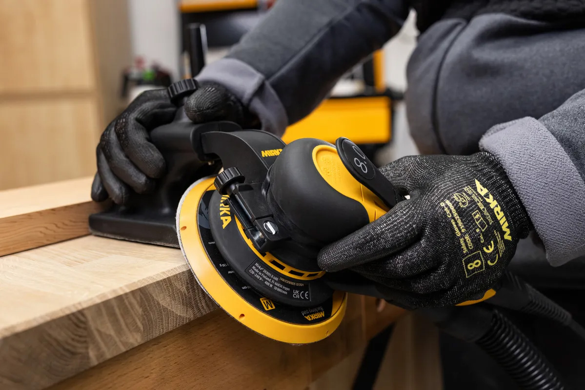 Mirka Winkelanschlag Montiert am Deros beim Einsatz einer Holzplatte mit 45Grad Winkel.