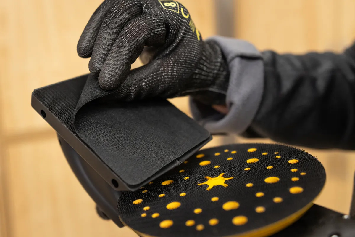Mirka Winkelanschlag Montiert am Deros Ansicht des Gleitpads.